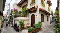 6 Inspirasi Fasad Rumah Mediterania Modern untuk Gang Sempit agar Tampil Estetik ala Guesthouse