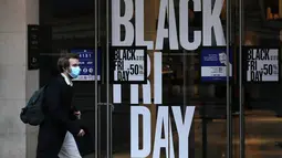 Seorang pria berjalan melewati poster "Black Friday" di Paris, Prancis, pada 4 Desember 2020. Sempat ditunda selama sepekan akibat karantina wilayah (lockdown) nasional, pesta belanja tahunan "Black Friday" di Prancis akhirnya dimulai pada Jumat (4/12). (Xinhua/Gao Jing)