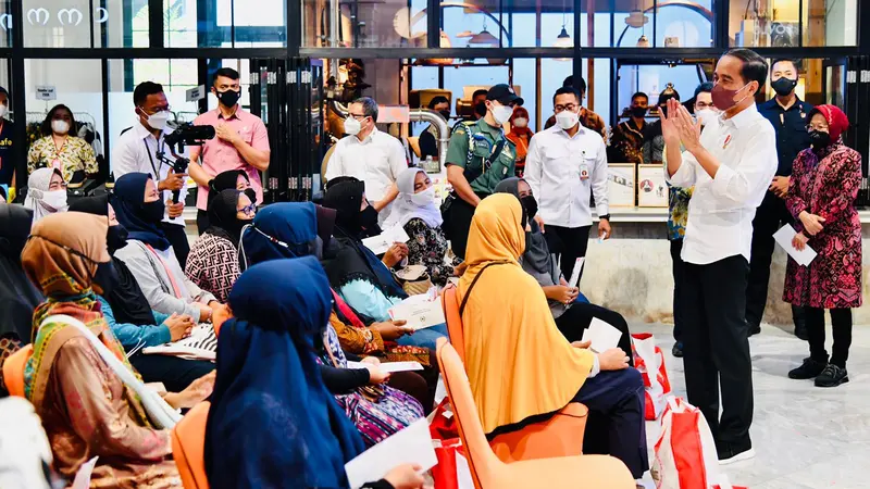 Presiden Jokowi meninjau proses penyaluran BLT Minyak Goreng kepada 100 Keluarga Penerima Manfaat (KPM) yang digelar di Pos Bloc, Jakarta, pada Senin, (25/4/2022).