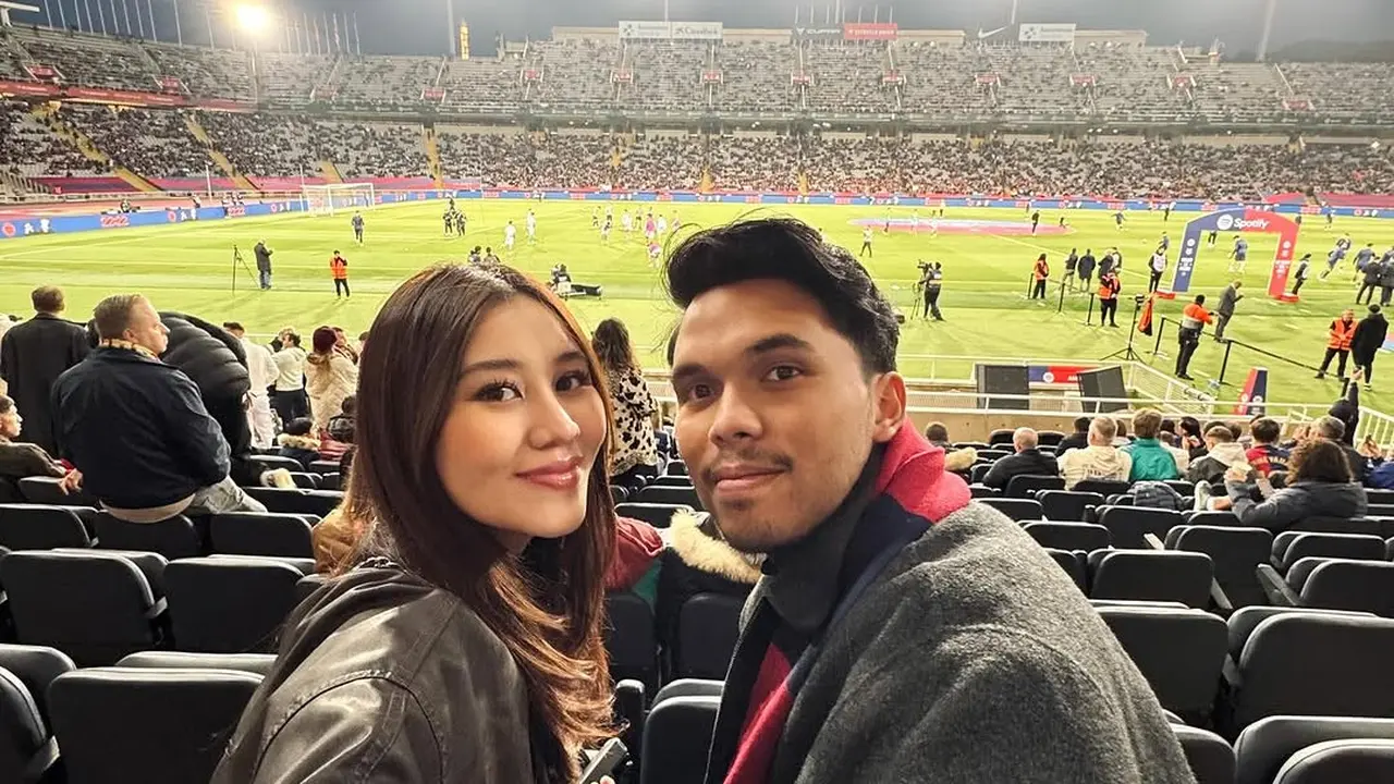 Gaya Stylish Aaliyah Massaid Saat Babymoon Sambil Nonton FC Barcelona di Spanyol