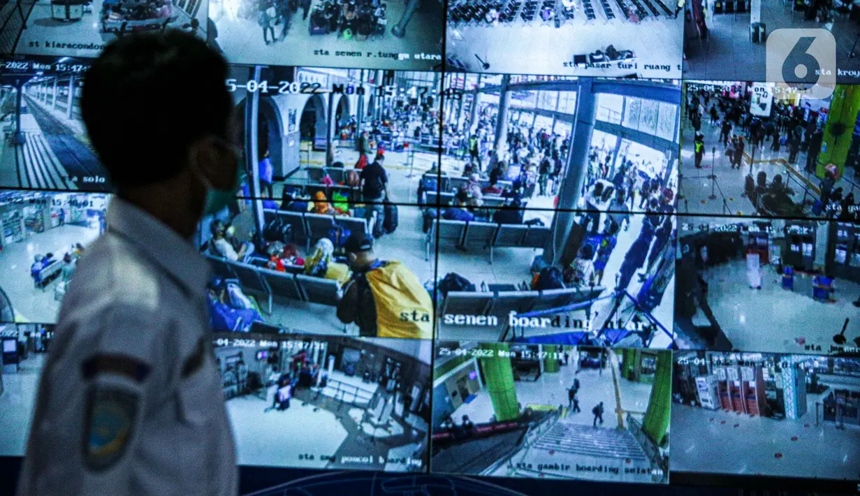<p>Petugas memperhatikan cctv jalur mudik melalui layar command centre sebagai pusat informasi mudik 2022 di Gedung Kementerian Perhubungan, Jakarta, Senin (25/5/2022). Command centre ini, berbagai instansi terkait yang bertanggung jawab terhadap pelaksanaan mudik. (Liputan6.com/Faizal Fanani)</p>