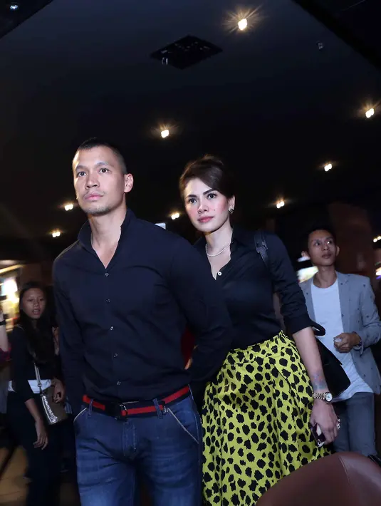 Keduanya terlihat serasi dengan mengenakan busana hitam. (Nurwahyunan/Bintang.com)