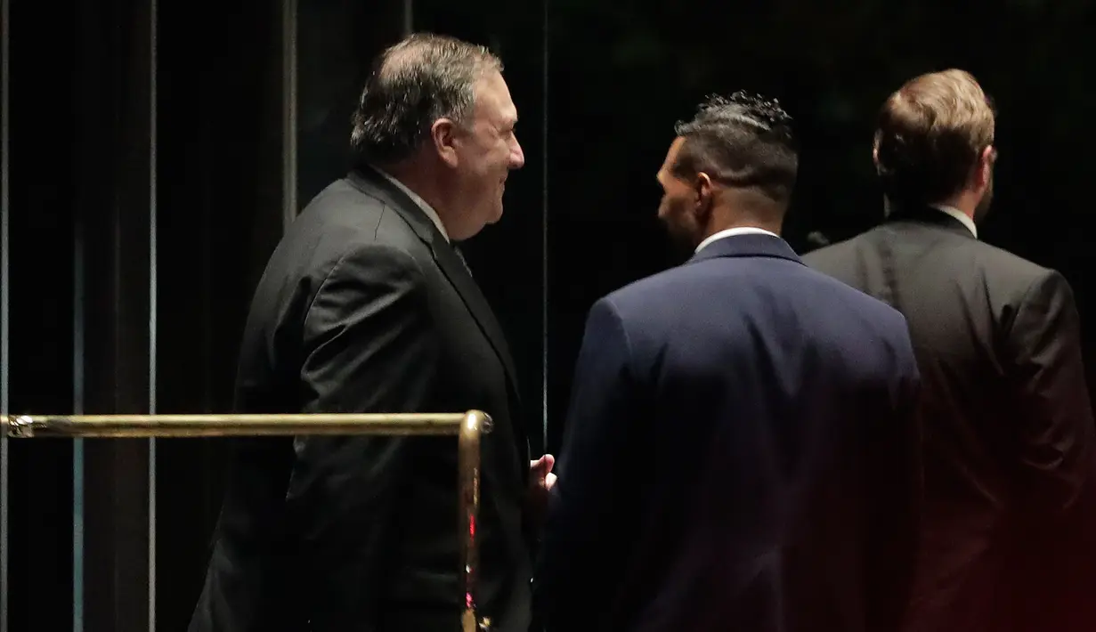 Menteri Luar Negeri AS Mike Pompeo berjalan keluar setelah makan malam dengan Pejabat tinggi Korea Utara, Kim Yong Chol di New York, Rabu (30/5). Pompeo dan Yong Chol bertemu untuk membahas pertemuan Donald Trump dengan Kim Jong-un. (AP/Julie Jacobson)