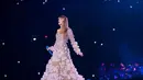 Satu lagi penampilan Taylor Swift dibalut gaun dreamy. Gaun lengan panjang ini memiliki patch di seluruh gaunnya, Taylor menghadirkan nuansa kasual dari rambutnya yang dibiarkannya tergerai dan pulasan lipstik merah. [Foto: Instagram/taylorswift]
