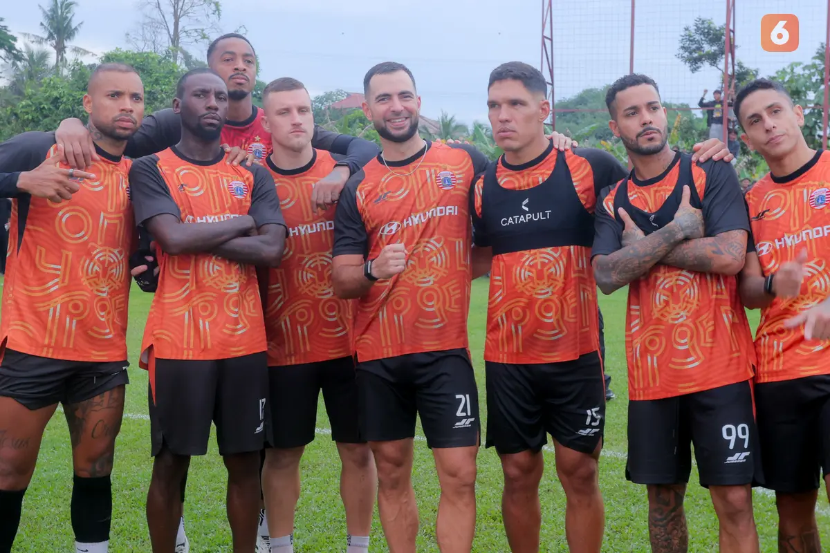 Foto: Pemain Asing Persija Takjub Didatangi Ribuan The Jak Mania saat Sesi Latihan Jelang Lawan Persib di BRI Super League