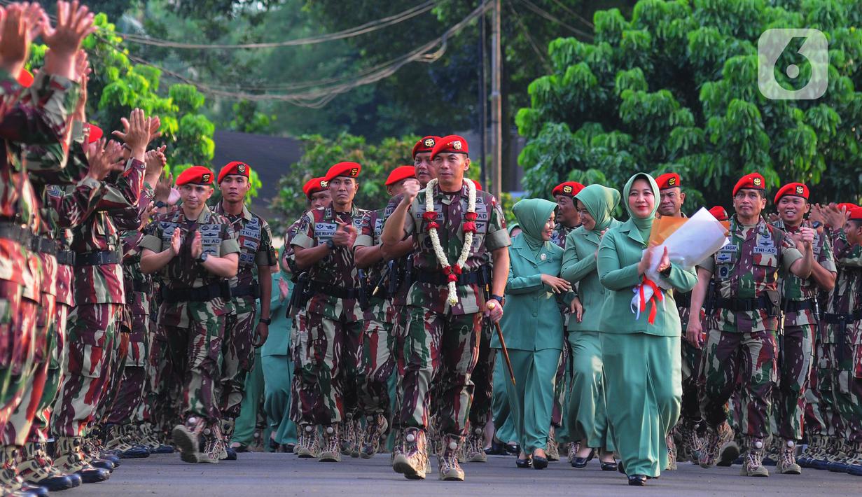 Mayjen TNI Deddy Suryadi lahir 14 September 1973. Dia merupakan mantan ajudan Presiden Joko Widodo (Jokowi). Dia memulai karier sebagai Danyon 22 Grup 2/Sandi Yudha di Kopassus. Selanjutnya Deddy dipercaya sebagai Dadenma Kopassus. (merdeka.com/Imam Buhori)