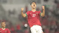 Pemain Timnas Indonesia U-19, Aji Kusuma merayakan gol ke gawang Jepang U-19 di Stadion Utama GBK, (24/3/2018). Indonesia U-19 Kalah 1-4. (Bola.com/Nicklas Hanoatubun)