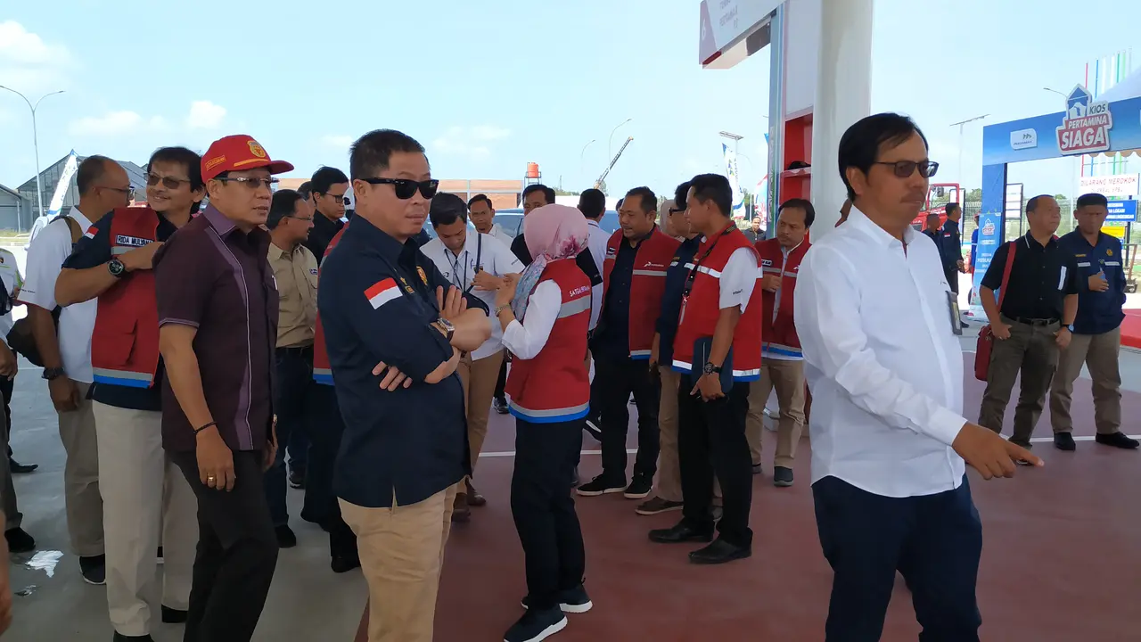 Menteri ESDM Ignasius Jonan dan jajaran direksi PT Pertamina memastikan kesiapan SPBU untuk melayani pemudik di jalur tol Semarang-Surabaya. Liputan6.com/Pebrianto