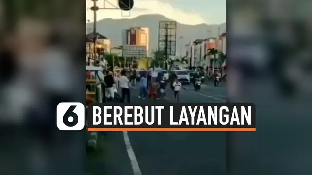 VIDEO: Bahayakan Nyawa, Warga Berebut Layangan Hingga ke Jalan Raya