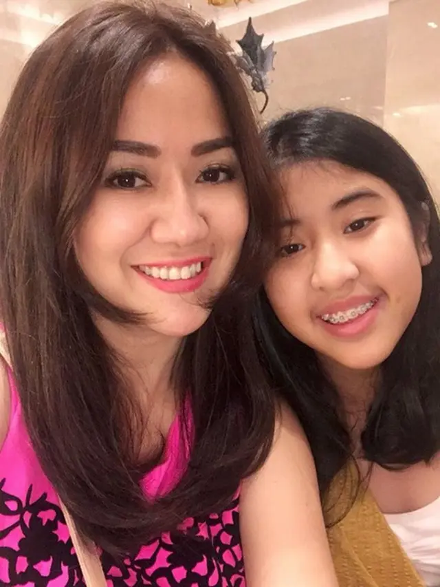 Jarang Tersorot, Ini 6 Momen Kebersamaan Tante Ernie dan Anak Perempuannya