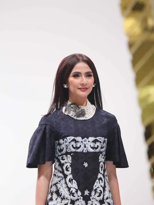 Selama ini, istri Erik Meijer ini memiliki kegiatan dibidang seni budaya betawi. Perempuan 41 tahun ini menjadi mentor di Teater Abang None. (Nurwahyunan/Bintang.com)