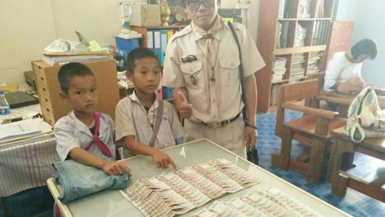 Temukan Rp 37 Juta, Bocah Thailand Jujur Kembalikan pada Pemilik
