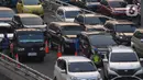 Mereka membantu transaksi pembayaran non tunai (E-Toll Card) secara langsung kepada pengendara mobil. (merdeka.com/Imam Buhori)