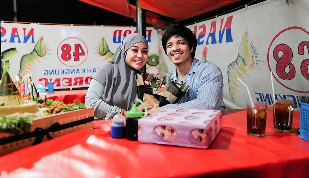 Atta Halilintar juga memberikan kejutan ulang tahun untuk istri tercinta, Aurel Hermansyah di warung pecel lele.  [@aurelie.hermansyah]