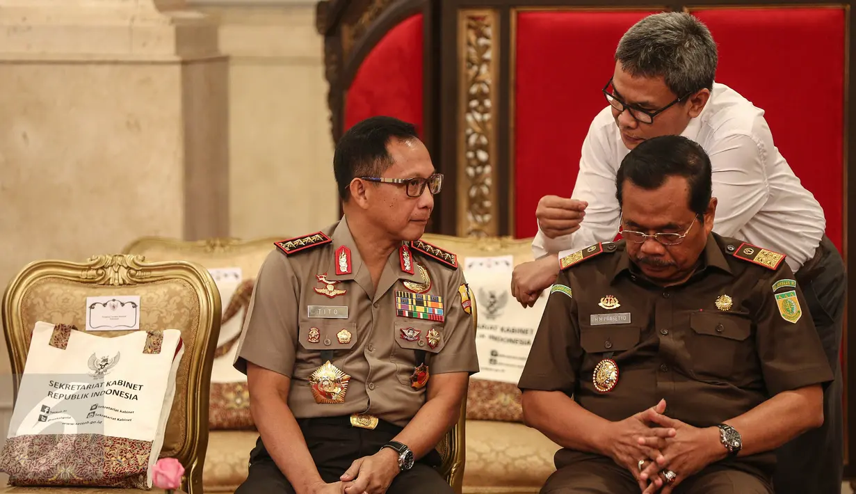 Kapolri Jenderal (Pol) Tito Karnavian berbincang dengan Jubir Presiden, Johan Budi dan Jaksa Agung HM Prasetyo saat menghadiri pengarahan Presiden Jokowi kepada Kapolda dan Kajati se-Indonesia, di Jakarta, Selasa (18/7). (Liputan6.com/Faizal Fanani)