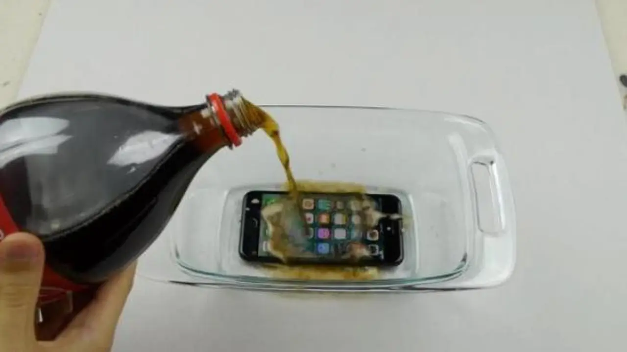 Dibekukan Dengan Coke Selama 17 Jam, Bagaimana Kondisi iPhone 7