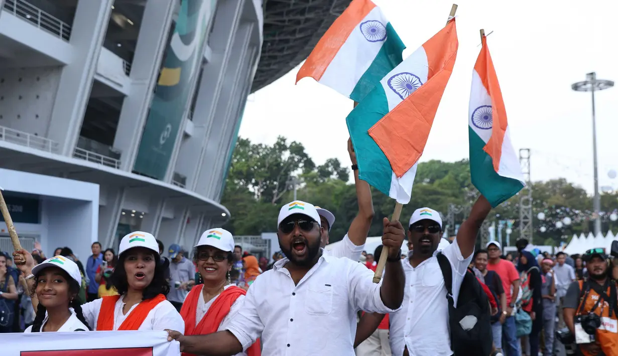 Sejumlah pendukung tim India bersorak jelang menyaksikan seremoni pembukaan Asian Games 2018 di Stadion GBK, Jakarta, Sabtu (18/8). Asian Games 2018 akan berlangsung hingga 2 September, mendatang. (Liputan6.com/Helmi Fithriansyah)