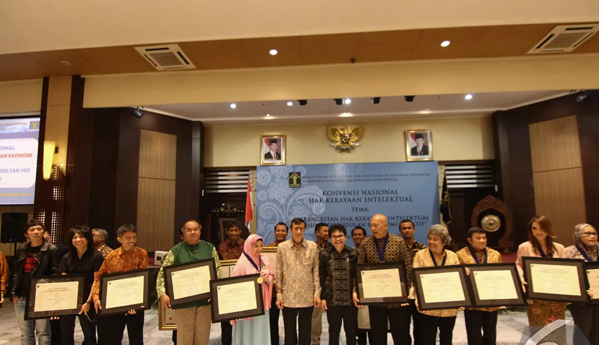 Sejumlah artis dan musisi mendapatkan penghargaan Anugerah Nasional Hak Kekayaan Intelektual 2014, Jakarta, Selasa (25/11/2014). (Liputan6.com/Faizal Fanani)