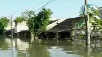 Banjir diduga curah hujan yang tinggi dan air kiriman dari Bogor. Sehingga membuat Kali Ledug di sekitar Perumahan Total Persada meluap. (Liputan 6 SCTV)
