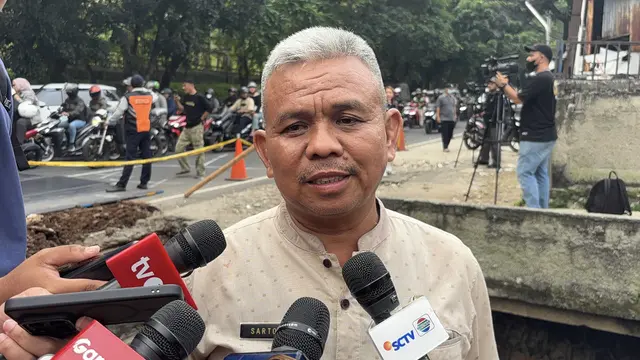 Kepala Satuan Pelaksana (Kasatpel) Sumber Daya Air (SDA) Kecamatan Jagakarsa, Sartono saat  meninjau pengerjaan Jalan Raya Lenteng Agung yang ambles. (Liputan6/Ady Anugrahadi)