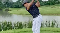 Penampilan Adrian Maulana saat bermain golf juga tak luput dari sorotan. Pasalnya, ia tetap terlihat stylish saat mengayunkan tongkat golf. (Liputan6.com/IG/@adrianmaulana)