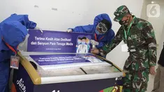 Dansub Satgas Pembekalan dan Donasi RSD Wisma Atlet, Kolonel CBA Agung Maryono mengecek tempat es krim di RS Wisma Atlet, Jakarta, Sabtu (25/4/2020). Aice Group memberi bantuan berupa 500.000 es krim untuk tenaga medis di beberapa rumah sakit rujukan selama pandemi Covid-19. (Liputan6.com/HO/Agus)
