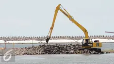 Suasana pengerukkan alat berat proyek pembangunan reklamasi Teluk Jakarta di Pantai Utara Jakarta, Rabu (16/3). Meskipun menuai pro dan kontra, proyek tersebut terus berjalan dan rencananya akan rampung pada akhir tahun 2018. (Liputan6.com/Helmi Afandi)