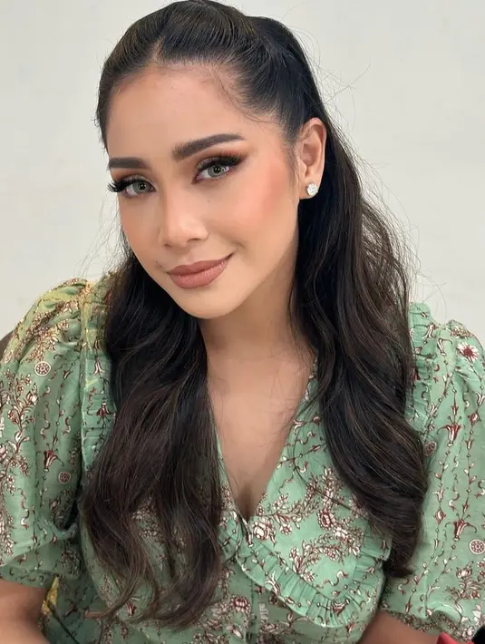 Riasan wajahnya Nagita membuatnya manglingi dan tampak berbeda. Banyak netizen menyebutkan jika lebih mirip Titi DJ bahkan Tasya Farasya sendiri.  [@tasyafarasya]