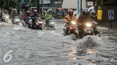 Pemotor menerobos banjir di kawasan Kemang, Jakarta, Jumat (11/11). Banjir di kawasan ini mencapai lutut orang dewasa. (Liputan6.com/Yoppy Renato)