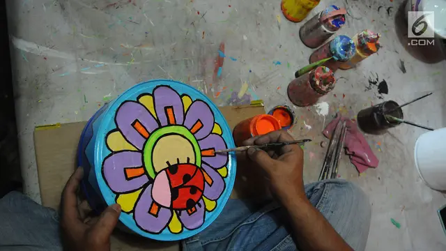 Menyulap Kaleng Bekas Jadi Bisnis Kerajinan Tangan