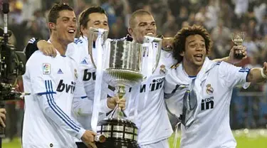 Cristiano Ronaldo (paling kiri) bersama dengan rekan-rekannya membopong trofi Copa del Rey setelah mengalahkan Barcelona 1-0 di final di Estadio Mestalla, 20 April 2011. AFP PHOTO/JOSE JORDAN