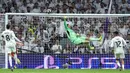 Thibaut Courtois tampil mengagumkan di bawah mistar gawang saat laga leg 2 play off Liga Champions 2025/2026 antara Real Madrid melawan Benfica pada Selasa (25/02/2026). (AFP/Pierre-Philippe Marcou)