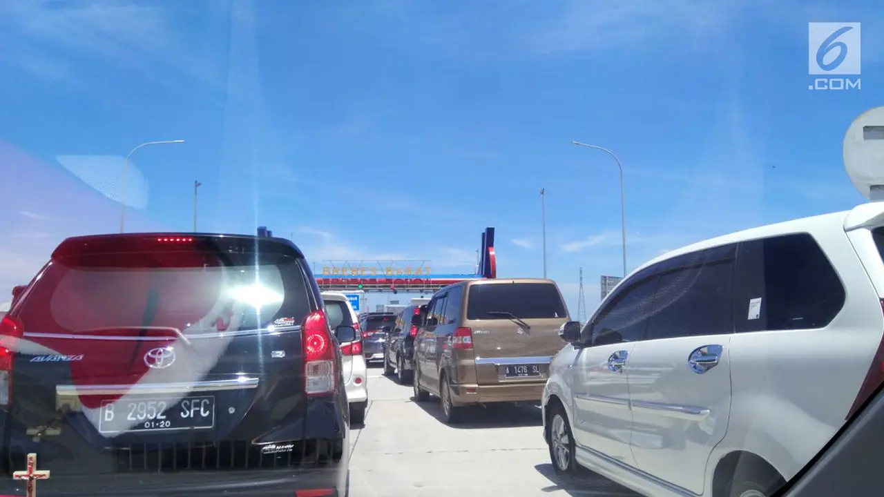 Sejumlah mobil mengantre untuk melintasi gerbang Tol Brebes Barat saat mudik natal