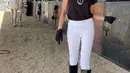 Gaya penampilan Farah Quinn saat berkuda pun sangat kece. Ia memakai polo hitam dan celana putih. Ia juga memakai sepatu hitam panjang untuk safety selama berkuda. Foto Farah berkuda pun banjir lik dan komentar dari netizen. (Liputan6.com/IG/farahquinnofficial)