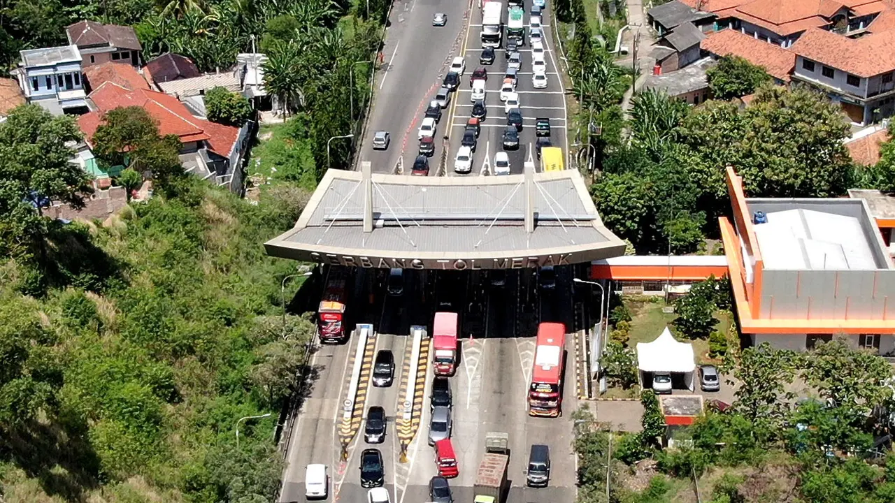 FOTO: Lonjakan Pemudik Menuju Pelabuhan Merak Sebabkan Kemacetan 7 Km
