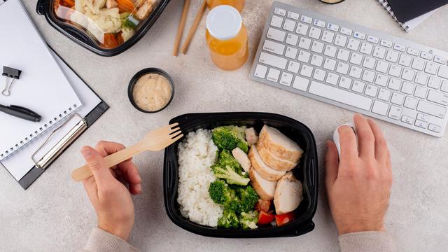 Ilustrasi menikmati makan