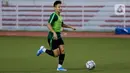 Pemain Timnas Indonesia U-22, Syahrian Abimanyu, mengontrol bola saat sesi latihan di Stadion Rizal Memorial, Manila, Jumat (22/11). Latihan ini persiapan jelang laga SEA Games 2019. (Bola.com/M Iqbal Ichsan)