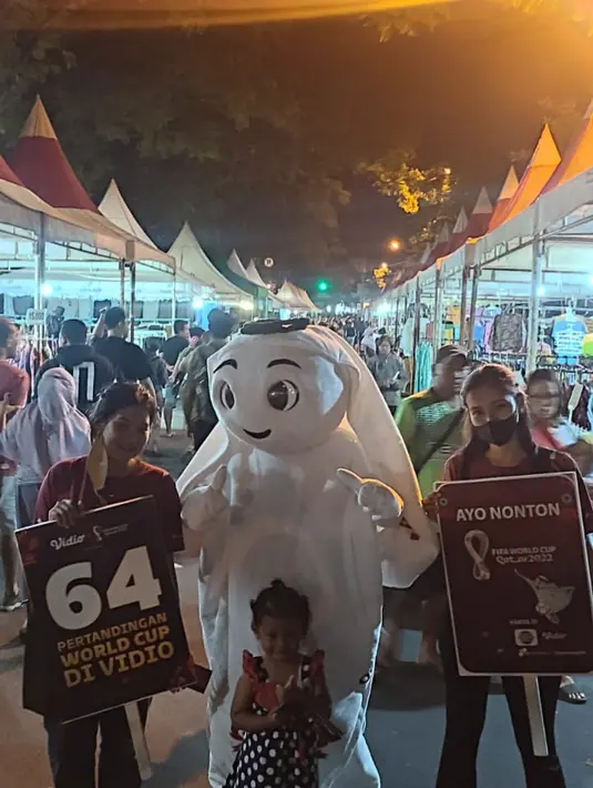 Maskot Piala Dunia 2022, La'eeb berfoto bersama orang anak saat mengunjungi Night Market Sriwedari, Kota Solo, Sabtu (29/10/2022). Maskot Piala Dunia 2022 itu berinteraksi dengan warga Solo untuk menggaungkan semangat Piala Dunia 2022 yang kurang dari sebulan akan digulirkan. (FOTO: Dok. SCM)