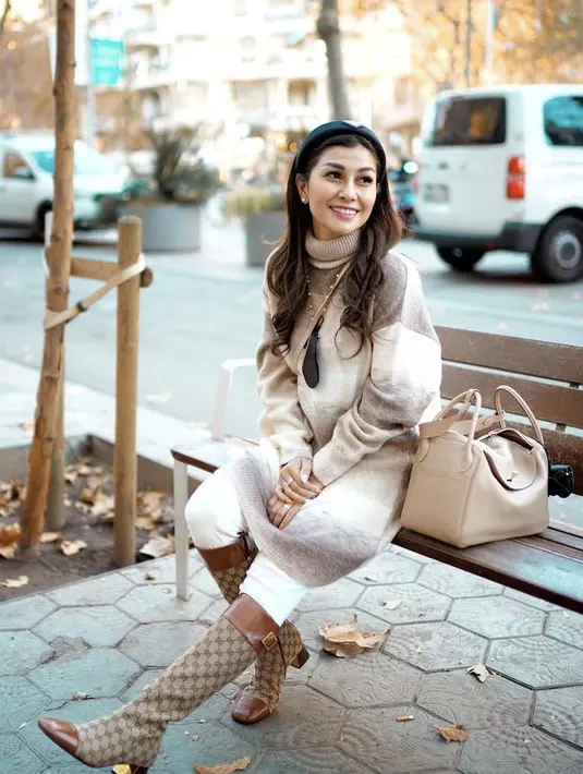 Sedangkan Nisya tampil lebih earthtone, dengan long sweater turtleneck warna coffe. Dipadu celana putih dan boots Coach. Handbag warna serupa dengan outfitnya. Aksesori seperti bandana dari Prada pun dikenakan. @nissyaa