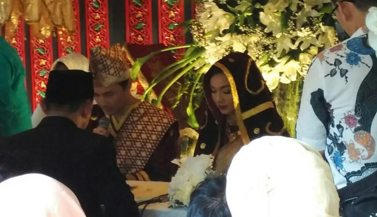Logam mulia seberat 50 gram menjadi maskawin Dimas Aditya untuk menikahi Tika. Dalam acara akad nikah, keduanya menggunakan adat Minang. (liputan6.com)