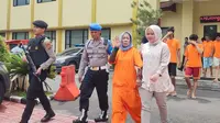 Satu keluarga di Kampung Muara, Kelurahan Pasir Jaya, Kecamatan Bogor Barat, Kota Bogor ditetapkan sebagai tersangka kasus dugaan perusakan pipa PDAM Tirta Pakuan. Mereka terdiri dari nenek hingga cucu. (Liputan6.com/Achmad Sudarno)