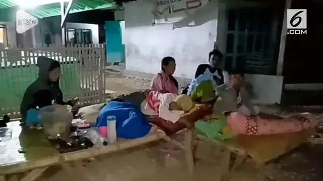 Warga setempat khawatir akan terjadi gempa susulan, sehingga warga tidak berani berada di dalam rumah dan lebih memilih untuk tidur di halaman depan rumahnya.