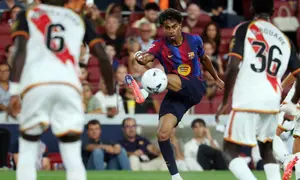 Penyerang Barcelona asal Spanyol #10 Lamine Yamal menembak selama pertandingan liga Spanyol antara FC Barcelona dan Rayo Vallecano de Madrid di Stadion Camp Nou di Barcelona, Selasa (1-9-2026) dini hari WIB. (Lluis GENE/AFP)