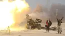 Pejuang Syiah dan tentara Irak menembakkan senjata ke arah kelompok militan ISIS di dekat Falluja , Irak , 29 Mei 2016. Berbagai kelompok seperti Syiah dan Peshmerga Kurdi  saling membantu untuk menghancurkan ISIS. (REUTERS / Alaa Al - Marjani)