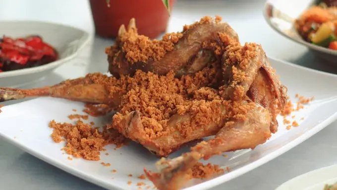 Rahasia Menggoreng Ayam Tanpa Bagian Dalam yang Masih Mentah dan Berwarna Merah