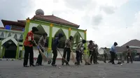 Kegiatan bersih-bersih Masjid Agung Karanganyar dalam menyambut Ramadan ini dilakukan puluhan anggota polwan. (Liputan6.com/Fajar Abrori)