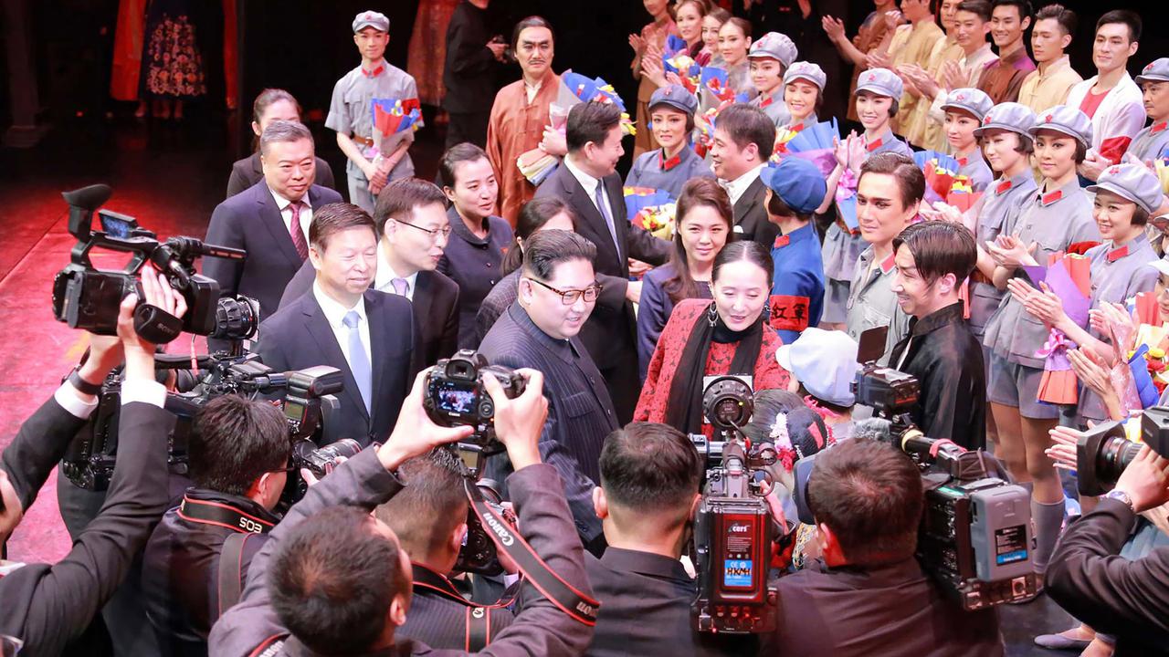 Senyum Kim Jong-Un Saat Berfoto Bersama Kelompok Seni dari China