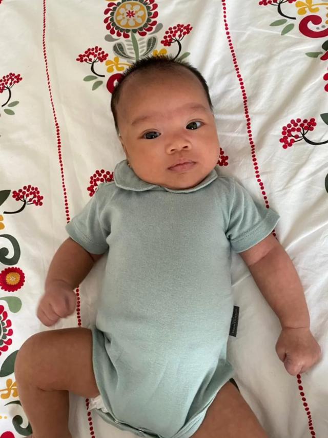 Hampir Berusia 2 Bulan, Ini 6 Potret Gemas Anak Keempat Ricky Harun dan Herfiza