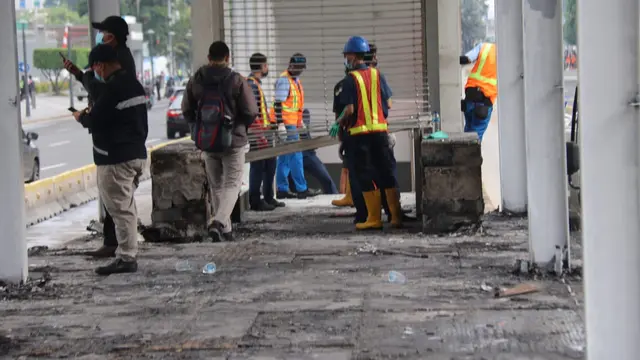 Gubernur DKI Jakarta Anies Baswedan meninjau sejumlah fasilitas umum yang hancur saat Demo UU Cipta Karya, Kamis, 8 Oktober 2020. (Dok: Humas Pemprov DKI)