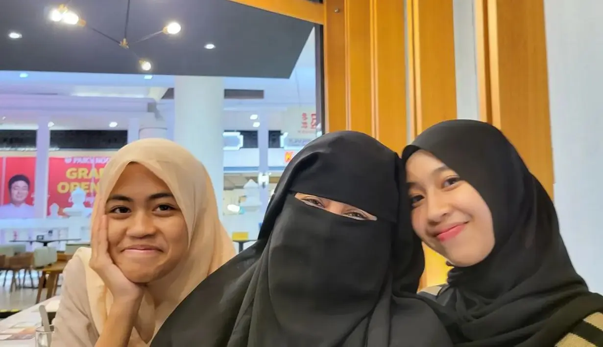 Kebersamaan Umi Pipik dengan kedua putrinya, yang juga berhijab. Mereka berpose bersama. (Foto: Instagram/@_ummi_pipik_)